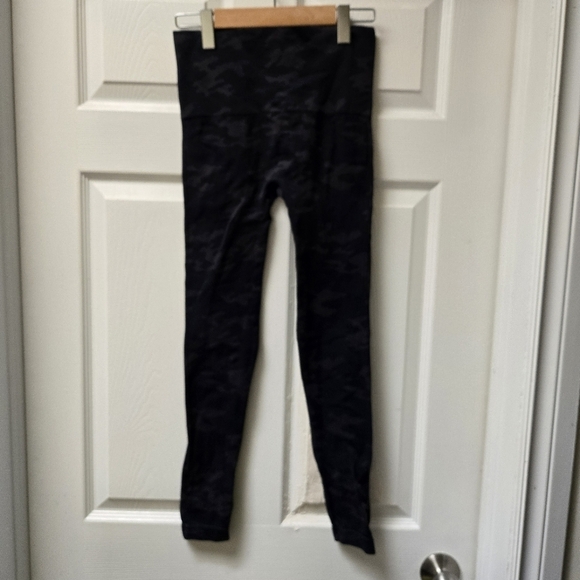 Spanx Look At Me Now Seamless Leggings - Camo - Picture 4 of 6
